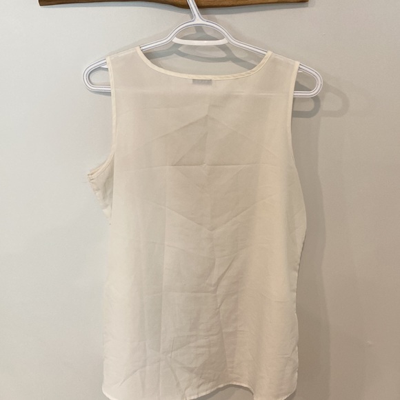 Sleeveless white blouse with black lace detail - Picture 3 of 4